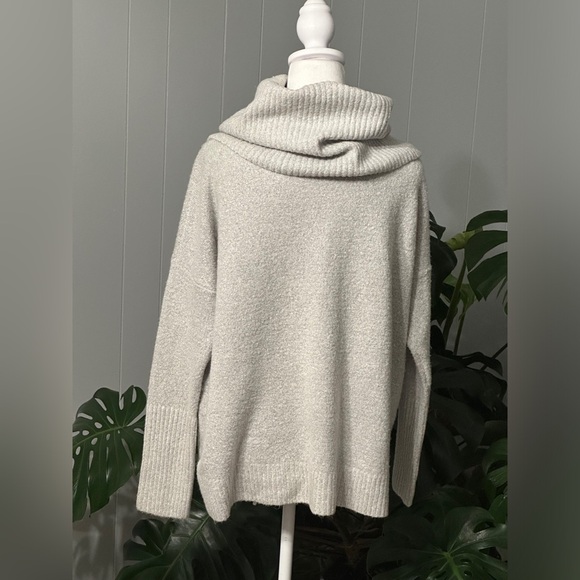 🛍️ French Connection Cozy Extra long Cowl-neck sweater size medium silver gray - Picture 4 of 9